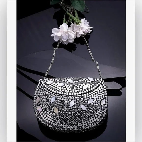 Silver clutch with mother of pearl leaf design - Picture 2 of 8